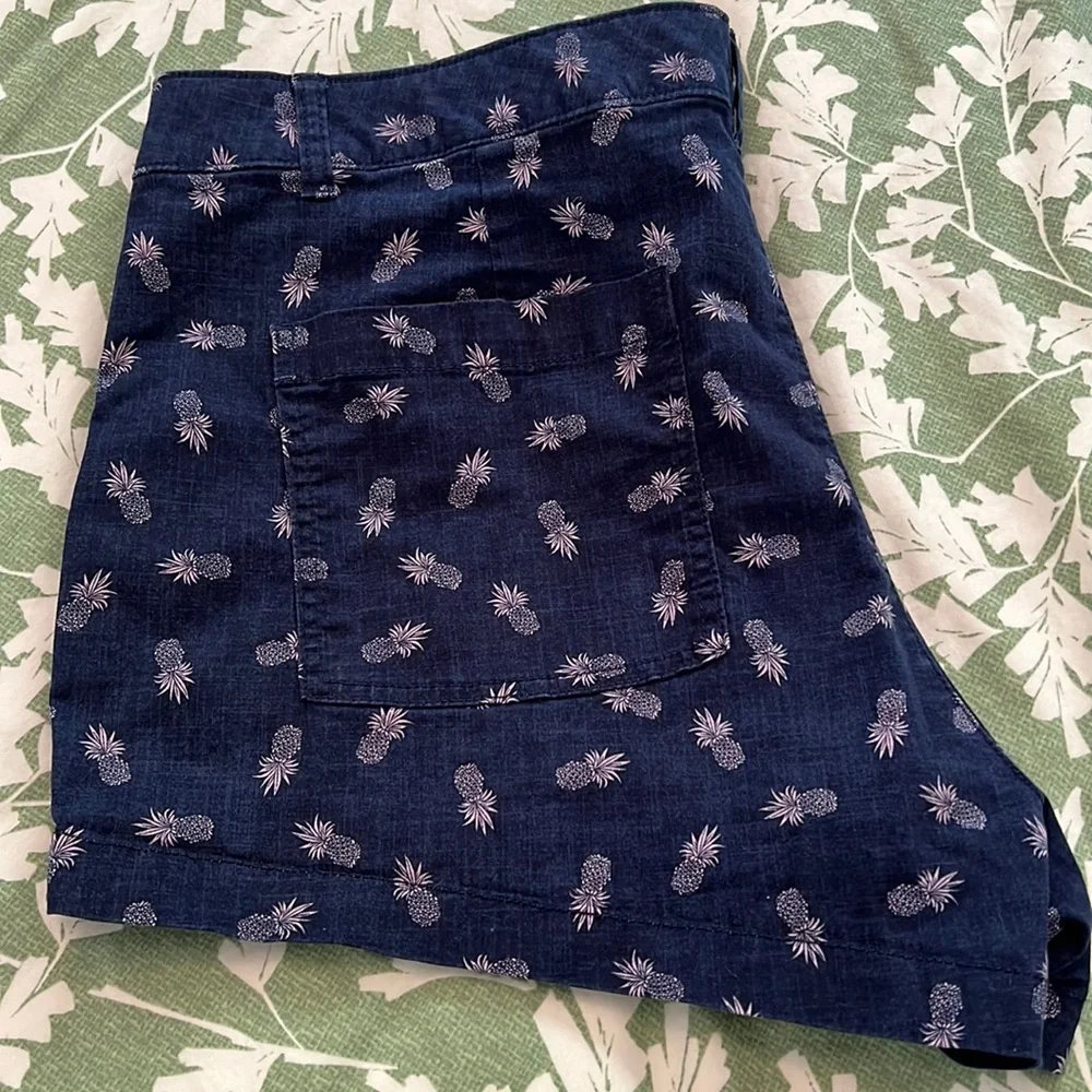 New Gap, pineapple, shorts. size 18